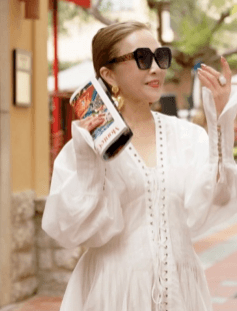 モナコの雑誌を手にした白いドレスの女性(屋外・エディトリアル)